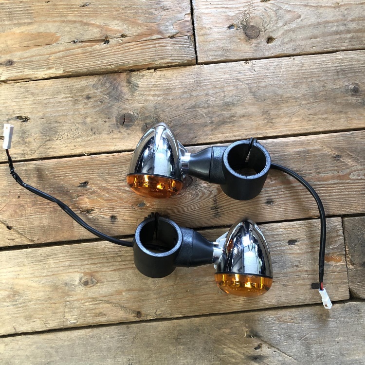 Indian Scout / Bobber / Rogue chrome front indicators with mounts